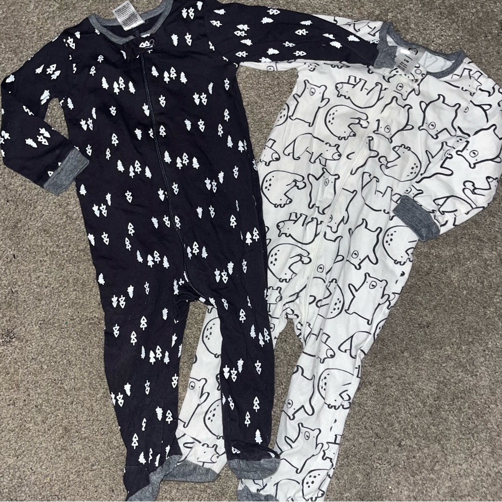 2 pack GERBER long sleeve zip-up footies SIZE: 6-9months